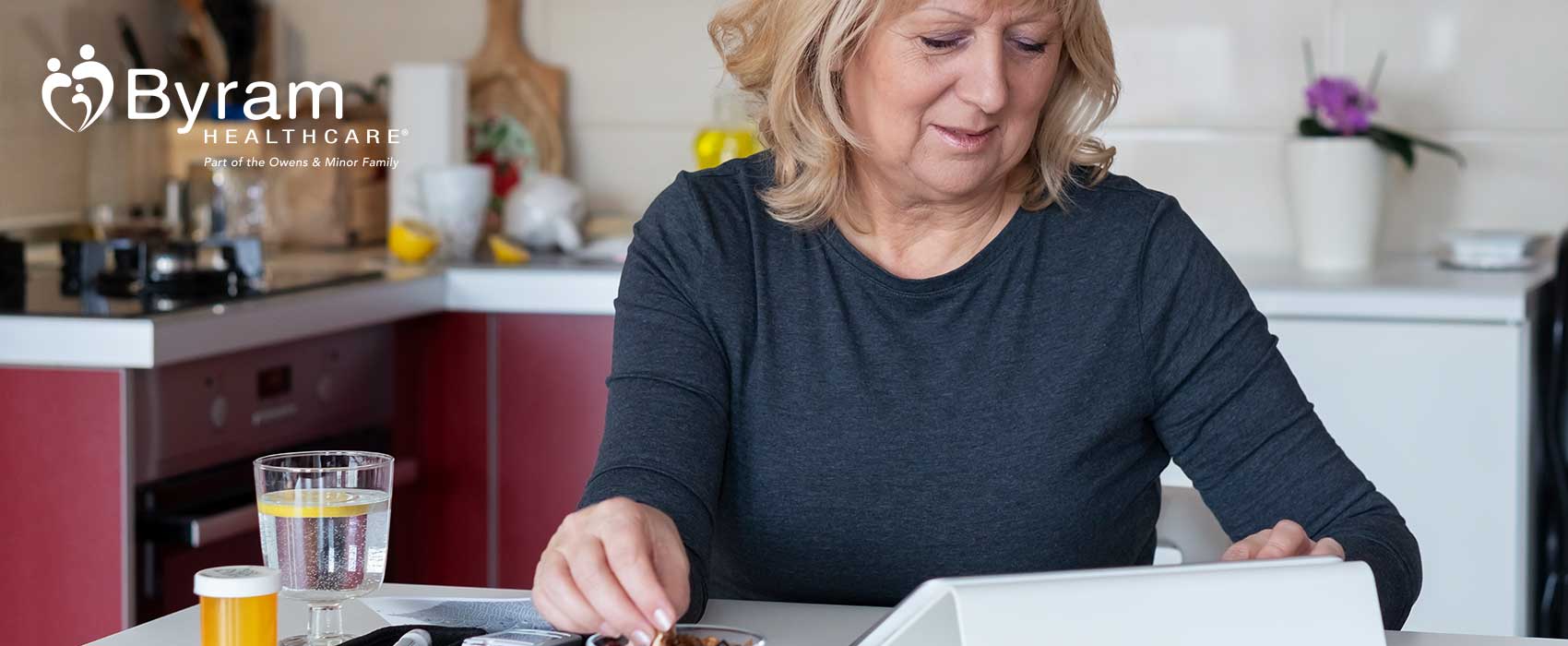 Woman eating while looking at her laptop.