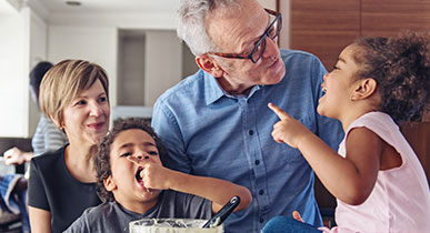 abuelo con nietos